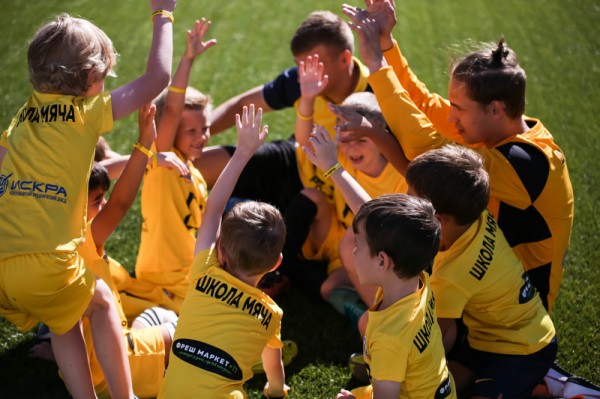 Школа мяча — футбольный клуб «Молния»